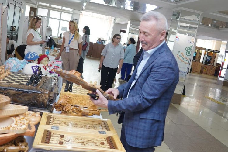 Ақсулық шеберлер қолмен жасалған ағаш шахматты көпшілік назарына ұсынды