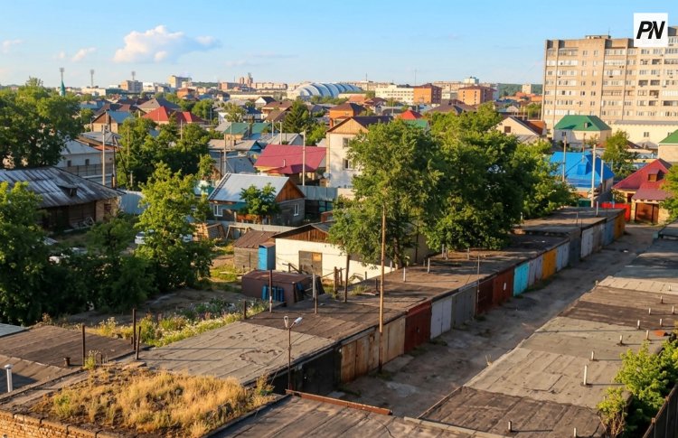 Павлодарские спасатели сняли подростка с крыши гаража