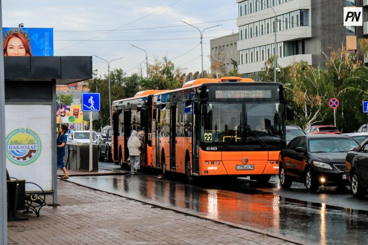 В Павлодаре временно продлили время движения автобусов