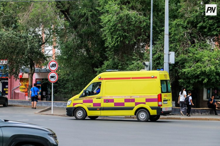 Стало известно состояние ребёнка, выпавшего в Павлодаре из окна