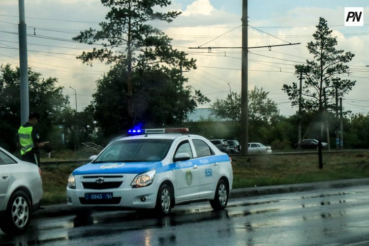 Павлодарда полицейлер ес-түссіз жатқан ер адамды ауруханаға жеткізуге көмектесті