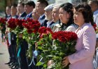 Павлодарда Абайдың туған күніне орай ескерткішіне гүл шоқтары қойылды