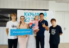 Успенкада бір отбасы түгел алғашқылардың бірі болып сайлау учаскесіне келді