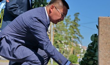 В Павлодаре возложили цветы к памятнику великого поэта