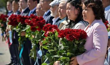 Павлодарда Абайдың туған күніне орай ескерткішіне гүл шоқтары қойылды