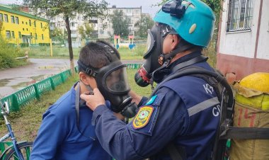В Экибастузе подростки в ожидании спасателей заперлись на балконе