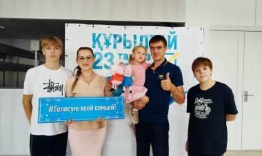 Успенкада бір отбасы түгел алғашқылардың бірі болып сайлау учаскесіне келді