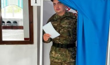 Утро дня рождения военнослужащий начал с голосования в Павлодаре