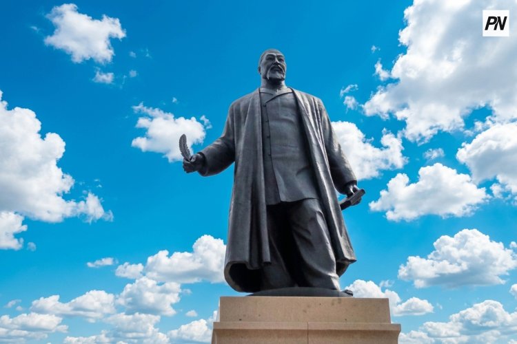 История одного памятника: Сократ Великой степи