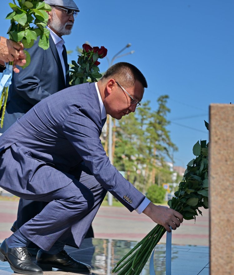 В Павлодаре возложили цветы к памятнику великому поэту