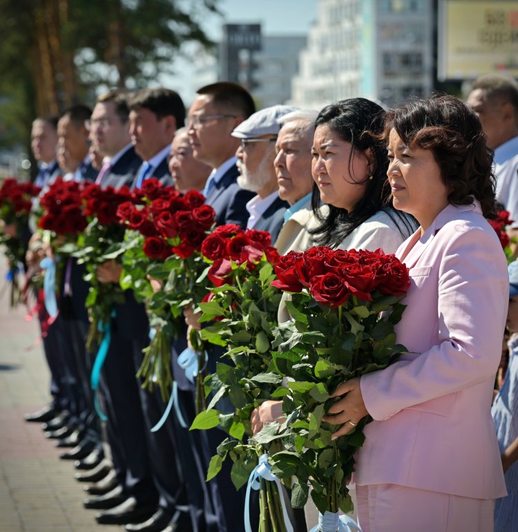 Павлодарда Абайдың туған күніне орай ескерткішіне гүл шоқтары қойылды