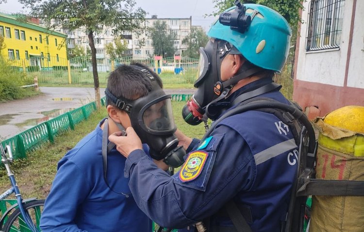 В Экибастузе подростки в ожидании спасателей заперлись на балконе
