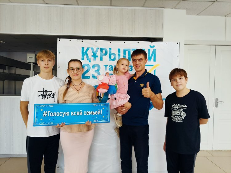 Успенкада бір отбасы түгел алғашқылардың бірі болып сайлау учаскесіне келді
