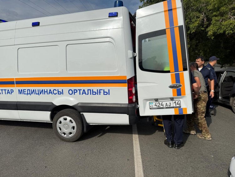 Павлодарда құтқарушылар көлікте қысылып қалған адамды алып шықты
