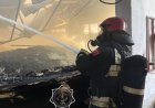 В Павлодаре горела и частично обрушилась кровля цеха предприятия