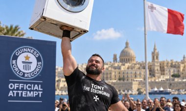 Житель Мальты более десяти раз поднял одной рукой стиральную машину