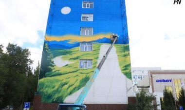 Всадник «въедет» на стену одного из зданий Павлодара