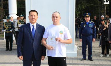 В Павлодаре будущих защитников Отечества проводили в армию по новой традиции