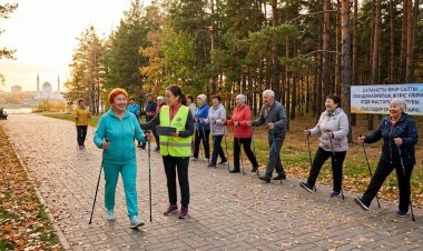 Павлодарда егде жастағы адамдар скандинавиялық жүрісті үйренді
