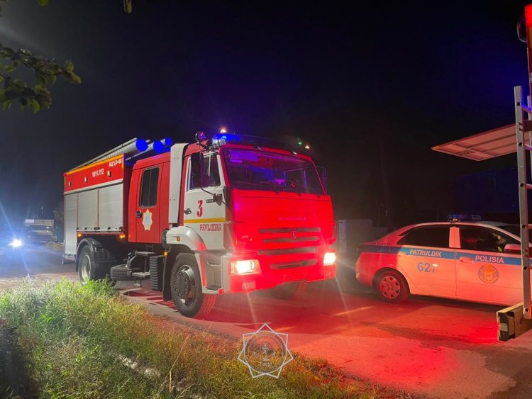 Павлодарда өрт сөндірушілер жанып жатқан үйден екі газ баллонын алып шықты