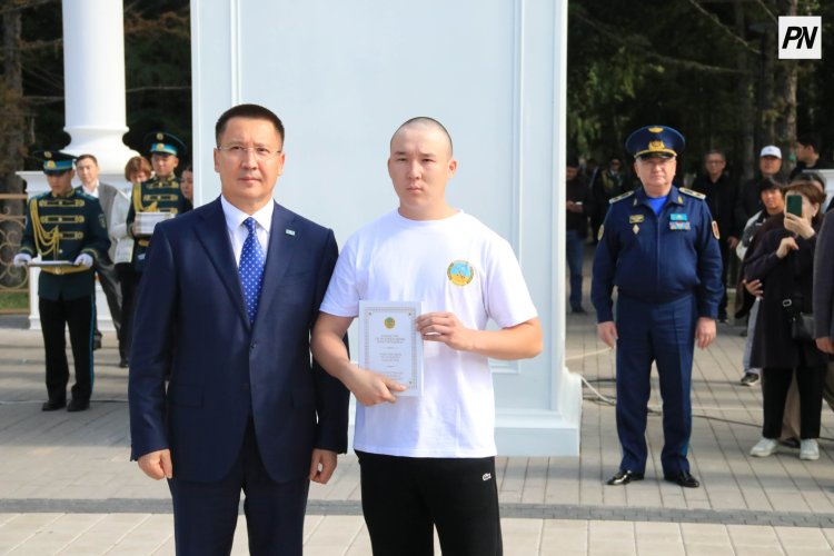 В Павлодаре будущих защитников Отечества проводили в армию по новой традиции
