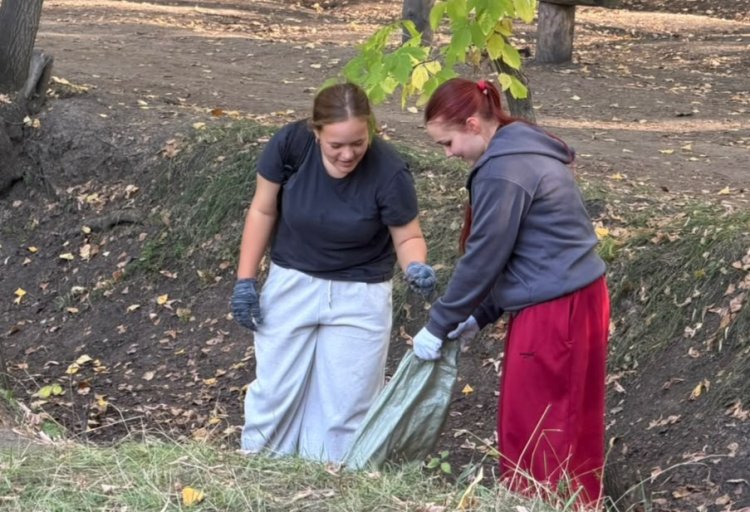 В Павлодаре эковолонтеры очистили от мусора пойму реки