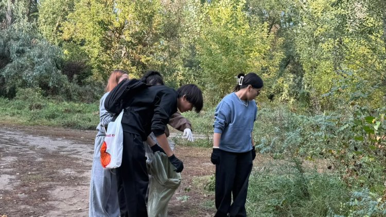 Павлодарда еріктілер Усолка өзенінің жағасынан қоқыс жинады