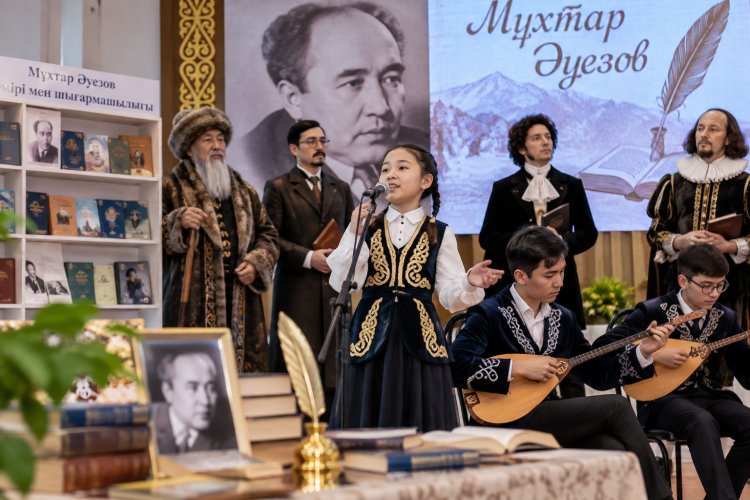 В павлодарской школе почтили память Мухтара Ауэзова