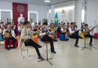 Семьдесят школьников из Павлодара проиграли мелодии степи