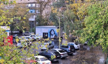 Павлодар тұрғыны Батырхан Шүкеновтің портретін өз ауласында салды