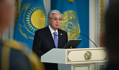 Президент вручил государственные награды героям мирного времени