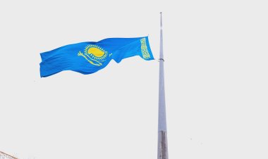 В Павлодаре День Республики начали с поднятия Государственного флага