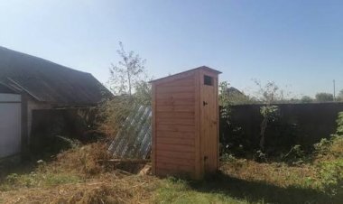 В пригороде Павлодара провалился уличный туалет вместе с женщиной