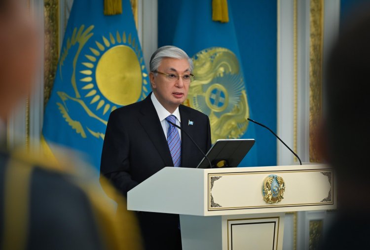 Президент вручил государственные награды героям мирного времени