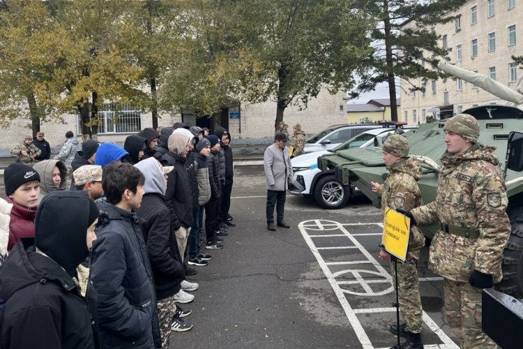 Әскер өмірінен бір күн: павлодарлық оқушылар сарбаздармен кездесті